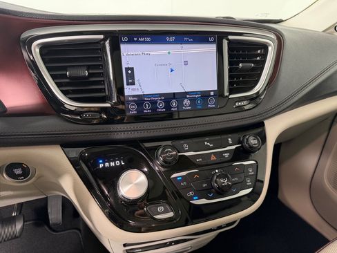 Used 2018 Chrysler Pacifica Limited FWD image 17