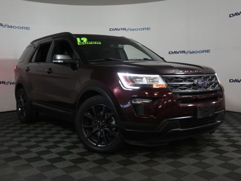 Used 2019 Ford Explorer XLT w/ Equipment Group 202A image 2