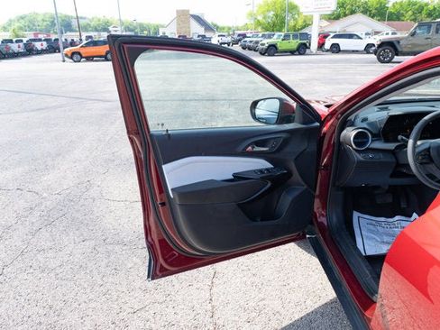 Used 2025 Chevrolet Trax LT FWD image 10