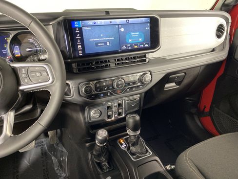 Used 2025 Jeep Wrangler Unlimited Sahara w/ Safety Group AWD/4WD image 28