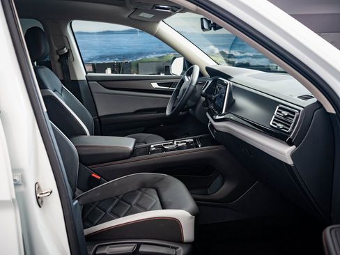 Used 2025 Volkswagen Atlas Peak Edition SE image 23