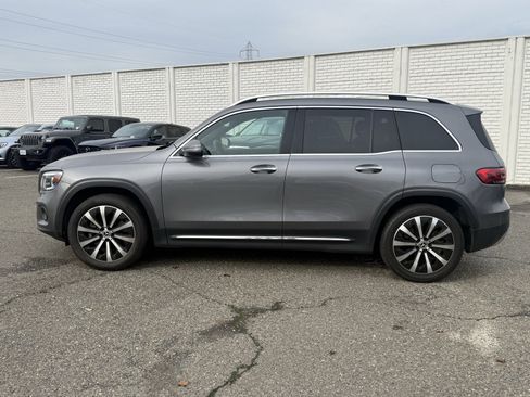 Used 2022 Mercedes-Benz GLB 250 4MATIC w/ Premium Package Lite image 2