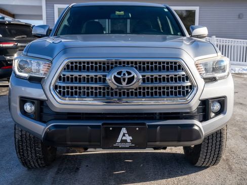 Used 2017 Toyota Tacoma TRD Sport image 9