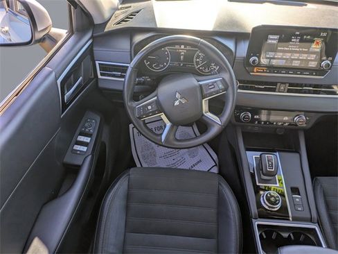 Used 2023 Mitsubishi Outlander SE image 18