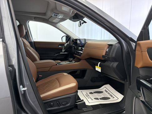 Used 2026 Nissan Pathfinder Platinum image 11