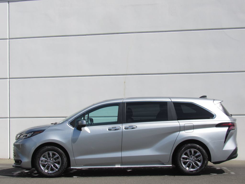 Certified 2025 Toyota Sienna XLE FWD image 4
