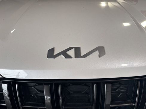 Used 2022 Kia Carnival LX image 12