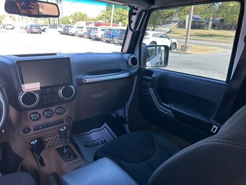 Used 2017 Jeep Wrangler Unlimited Rubicon image 13