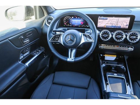 Used 2024 Mercedes-Benz GLB 250 4MATIC image 16