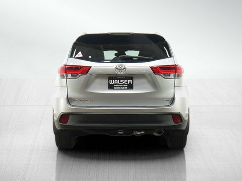 Used 2017 Toyota Highlander LE AWD/4WD image 4