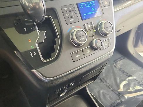 Used 2017 Toyota Sienna SE w/ SE Preferred Package FWD image 28