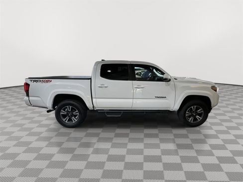 Used 2019 Toyota Tacoma TRD Sport AWD/4WD image 6
