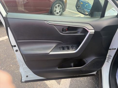 Used 2020 Toyota RAV4 LE FWD image 13
