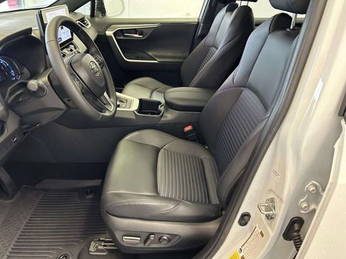 Used 2025 Toyota RAV4 XSE AWD/4WD image 17