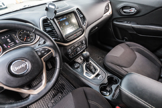 Used 2015 Jeep Cherokee Latitude w/ Comfort/Convenience Group AWD/4WD image 49