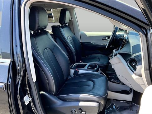 Used 2018 Chrysler Pacifica Limited w/ Advanced Safetytec Group FWD image 8