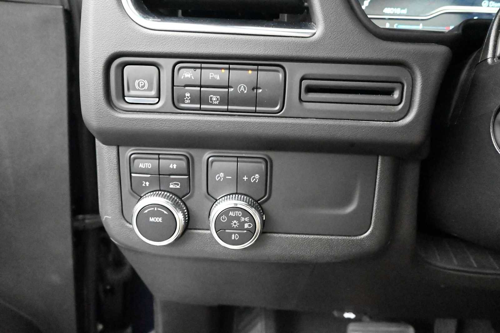 Used 2024 GMC Yukon XL SLT w/ SLT Luxury Package AWD/4WD image 14