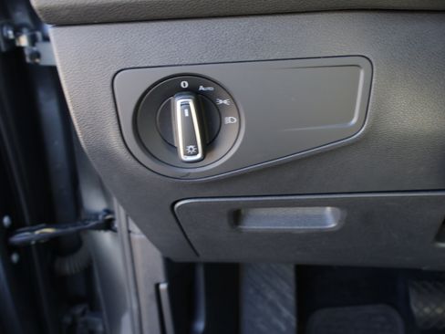 Used 2019 Volkswagen Tiguan SE image 42