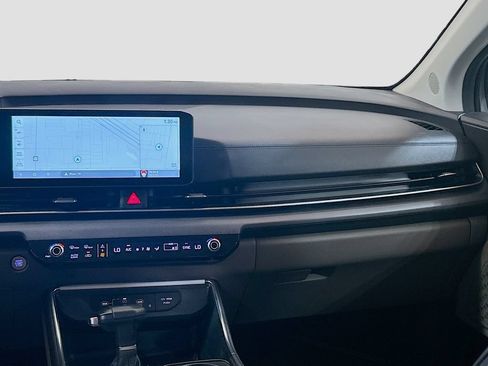 Used 2025 Kia Carnival EX FWD image 21