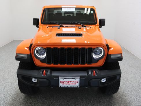 Used 2025 Jeep Gladiator Mojave w/ Convenience Group AWD/4WD image 3