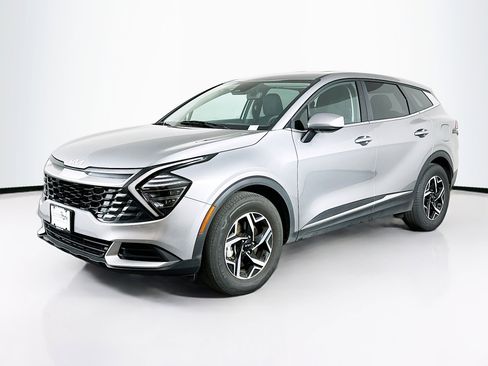 Used 2025 Kia Sportage LX image 3