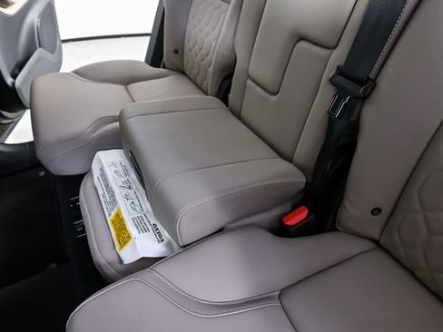 Certified 2025 Volvo XC90 B6 Plus image 24