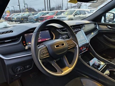 Used 2024 Jeep Grand Cherokee L Laredo image 2