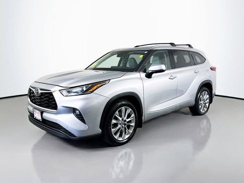 Used 2023 Toyota Highlander Limited AWD/4WD image 2