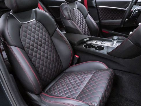 Certified 2022 Genesis G70 3.3T RWD image 15