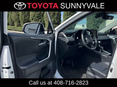 Used 2023 Toyota RAV4 XLE Premium image 4