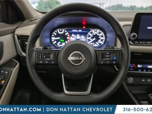 Used 2023 Nissan Rogue SV image 6