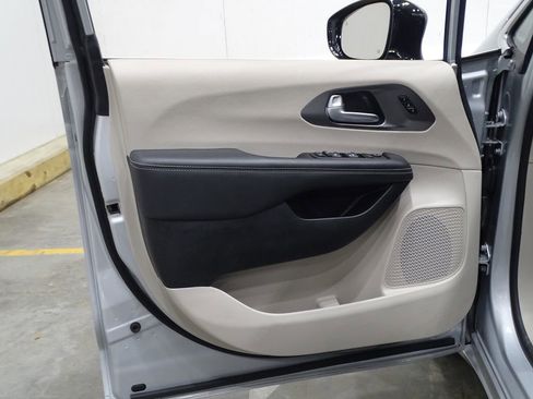 Used 2024 Chrysler Pacifica Touring-L image 17