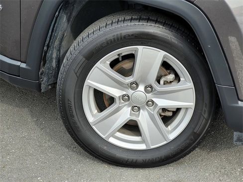 Used 2022 Jeep Compass Latitude image 10