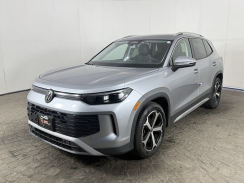 Used 2026 Volkswagen Tiguan SE FWD image 3