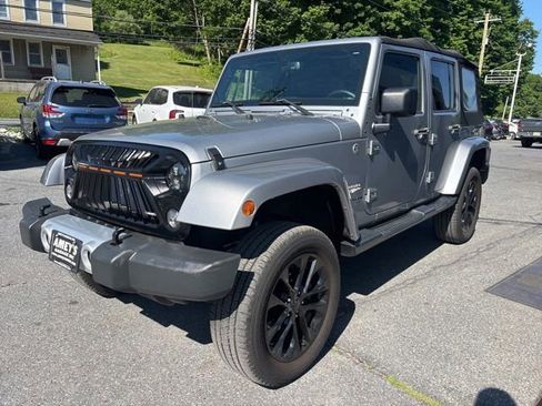 Used 2015 Jeep Wrangler Unlimited Sahara w/ Connectivity Group AWD/4WD image 3