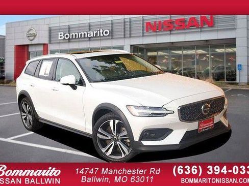 Used 2025 Volvo V60 B5 Cross Country Plus AWD/4WD image 1