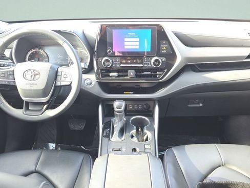 Used 2023 Toyota Highlander XLE FWD image 11