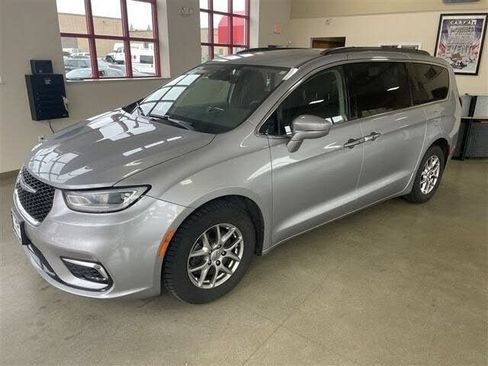 Used 2021 Chrysler Pacifica Touring FWD image 3