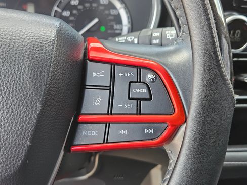 Used 2021 Toyota Highlander XSE FWD image 18