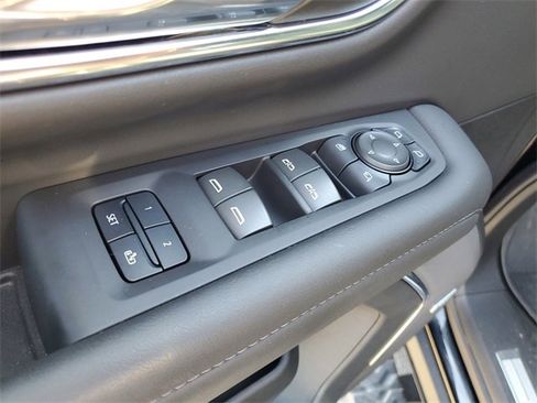 Used 2024 Chevrolet Suburban Z71 w/ Luxury Package image 9