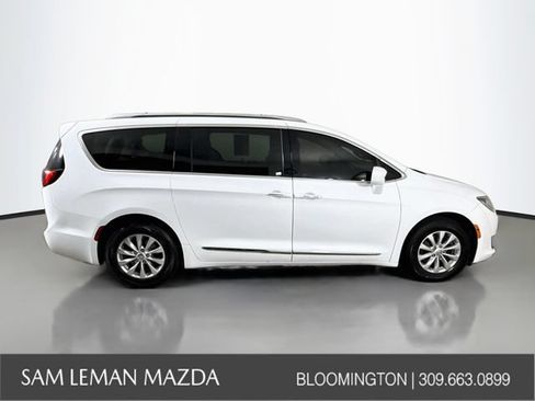 Used 2018 Chrysler Pacifica Touring-L w/ Premium Audio Group FWD image 8