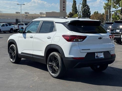 New 2026 Chevrolet TrailBlazer LT w/ Midnight Edition FWD image 4