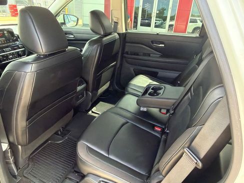 Used 2024 Nissan Pathfinder SL FWD image 17