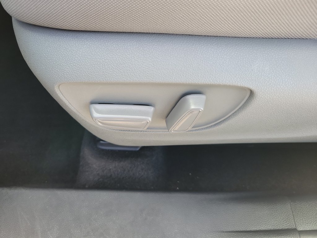 Used 2023 Toyota Highlander L FWD image 16