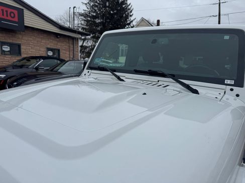 Used 2018 Jeep Wrangler Unlimited Sahara image 13