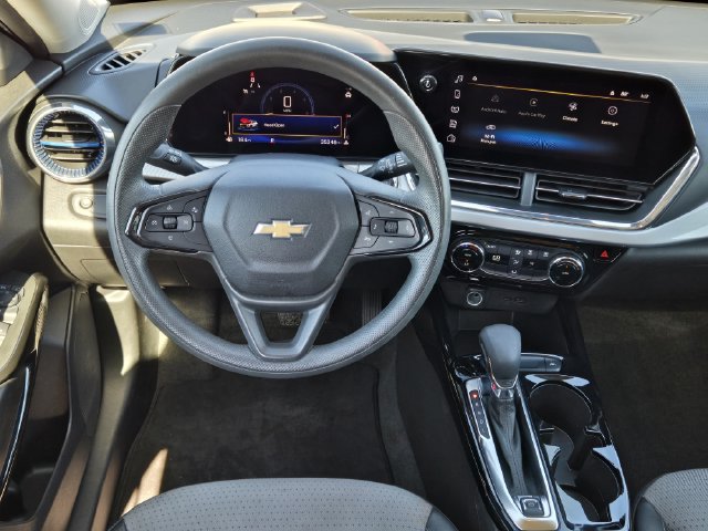 Used 2025 Chevrolet Trax LT FWD image 27