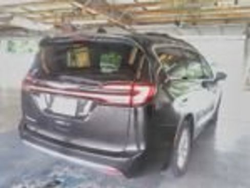Used 2022 Chrysler Pacifica Touring-L FWD image 3