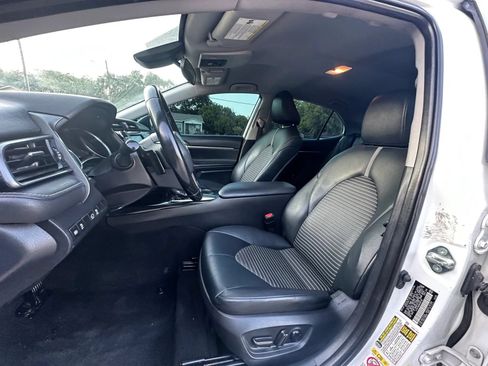 Used 2019 Toyota Camry SE FWD image 11