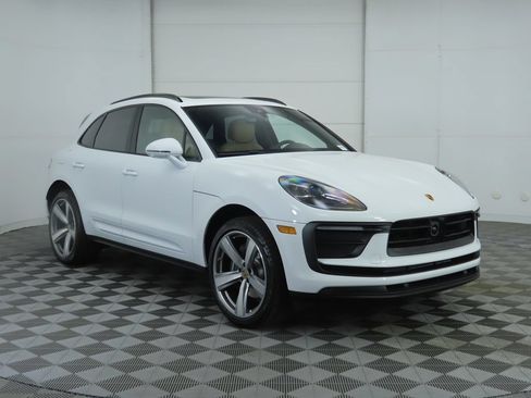 Certified 2025 Porsche Macan AWD/4WD image 9