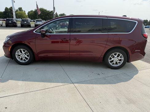 Used 2023 Chrysler Pacifica Touring-L FWD image 5